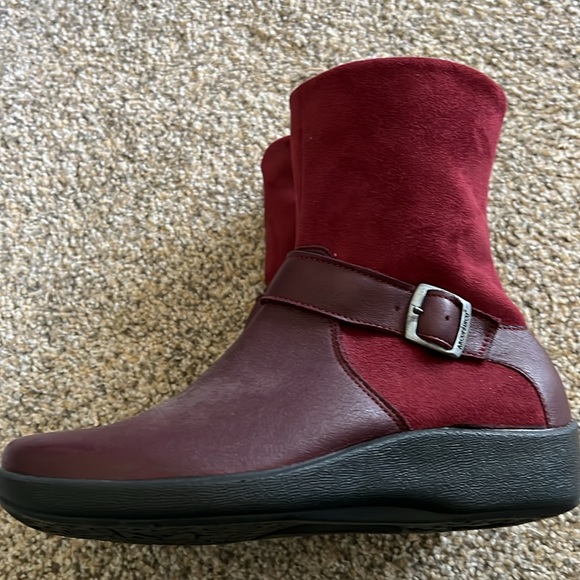 ARCOPEDIC new, no tags or box. Beautiful black suede! Burgundy pics for example - Picture 4 of 8